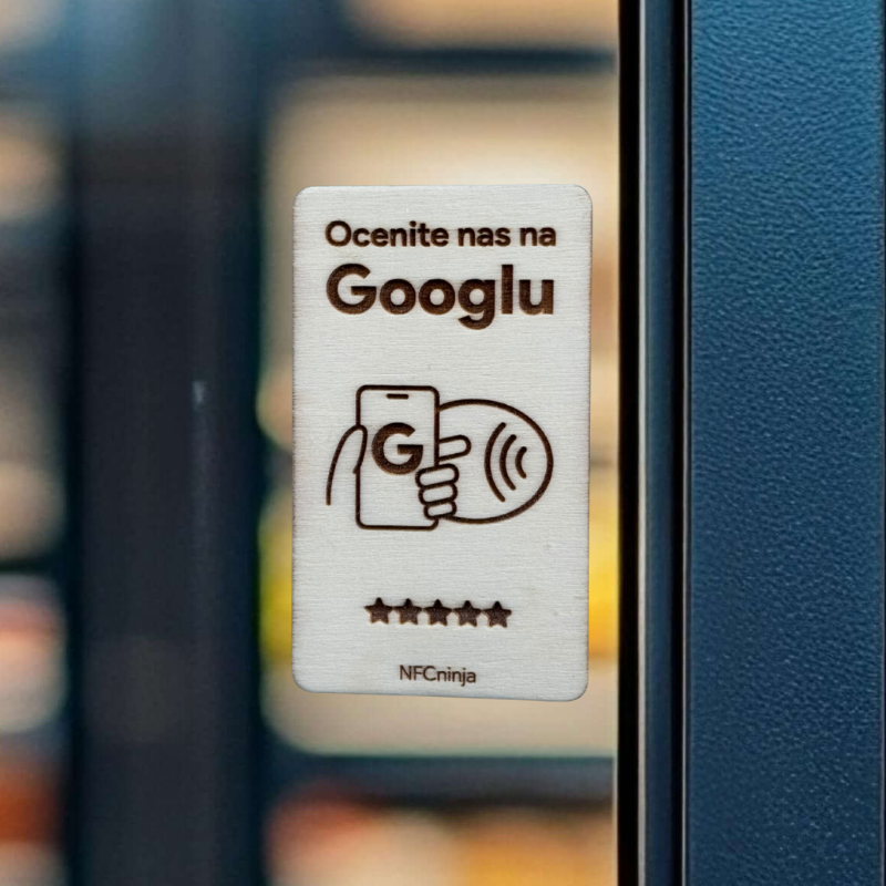 NFC tablica v naravni barvi za ocene strank na Googlu