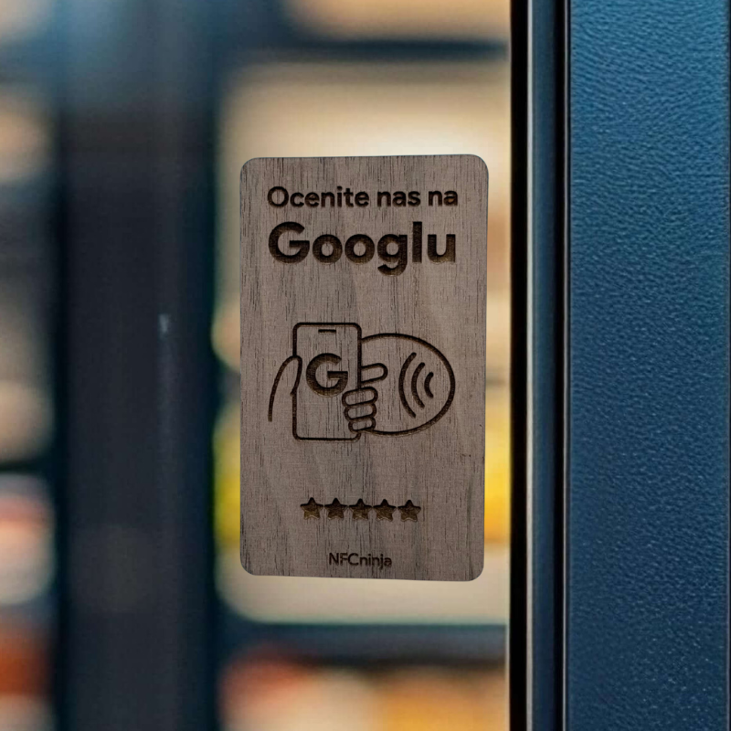 Lesena samolepilna NFC tablica za google ocene v imitaciji oreha